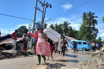 Polres Sigi bantu bersihkan rumah warga terdampak banjir bandang