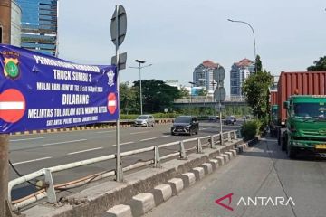 Satlantas Jakbar larang truk sumbu tiga lintasi Flyover Gelong