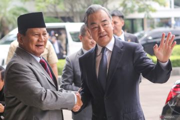 Kemarin, Prabowo bertemu Wang Yi sampai kasus Ketua KPU