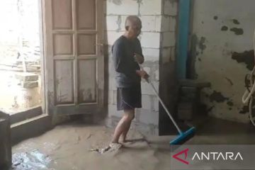 Warga Tambun Utara Bekasi mulai bersihkan sisa banjir kiriman