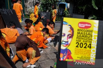 Siswa SDN Bromantakan gambar cita-cita untuk memperingati Hari Kartini