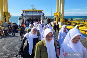 Ratusan santri manfaatkan kapal balik gratis dari Madura ke Situbondo