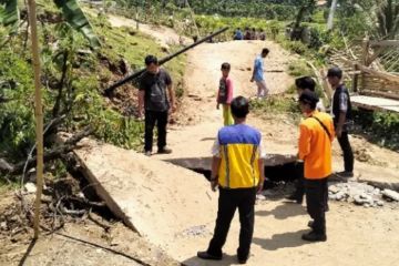 Pemkab Purwakarta turunkan alat berat atasi pergerakan tanah di Sukatani