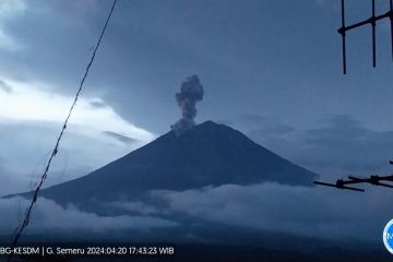 Gunung Semeru erupsi dengan letusan abu setinggi 1,5 km