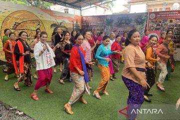 Puluhan wanita di Bali dansa berkebaya rayakan Hari Kartini