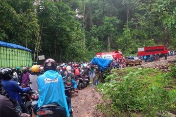 Batu besar timpa jalan di kawasan Karaengta picu kemacetan