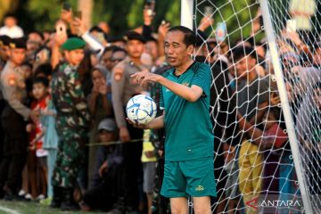 Momen asyiknya Presiden Jokowi bermain bola di Gorontalo