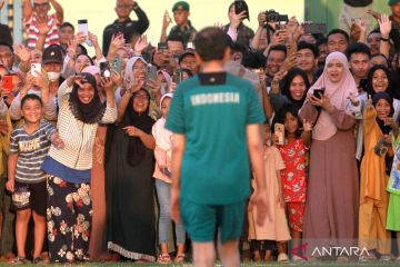 Presiden Joko Widodo bermain bola di Gorontalo