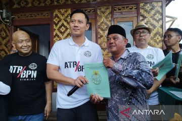 AHY serahkan 55 sertifikat hasil konsolidasi tanah di Cianjur