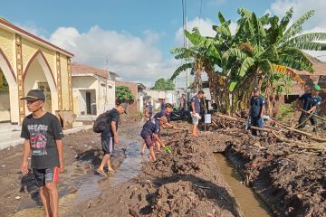 ASN Pemkab Lumajang bersih-bersih rumah warga terdampak Semeru