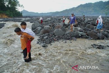 Akses ke sekolah terdampak banjir lahar hujan Semeru, 40 siswa SD terpaksa melintas di DAS kali Regoyo