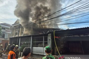 Diduga kebocoran gas, sebuah rumah bertingkat di Pulo Mas terbakar