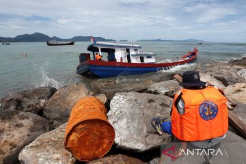 Dua nelayan di Aceh diselamatkan setelah kapal terbalik dan karam