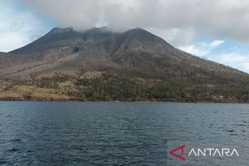 Pos PGA minta warga patuhi radius bahaya empat kilometer Gunung Ruang