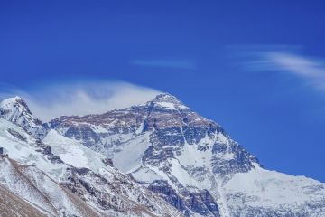 Stasiun pemancar 5G canggih diluncurkan di Gunung Qomolangma