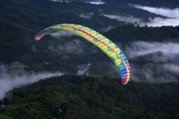 Wisata paralayang di puncak sani-sani Kolaka