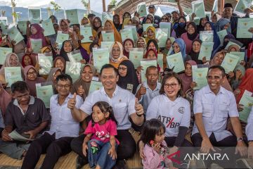 Menteri ATR/BPN serahkan 1.102 sertfikat hak milik kepada penyintas bencana likuefaksi di Palu