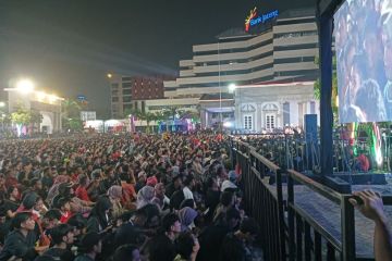 Balai Kota Semarang dipadati ribuan orang untuk nobar Garuda Muda