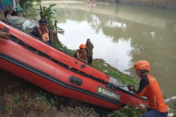 Basarnas Jakarta lakukan pencarian dua korban tenggelam di Ciliwung