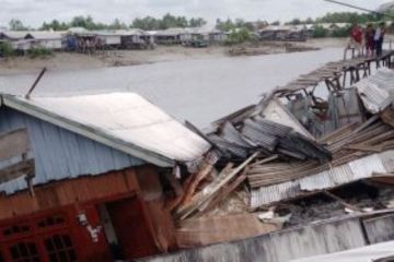 Enam rumah rusak berat akibat terkena longsor di Indragiri Hilir