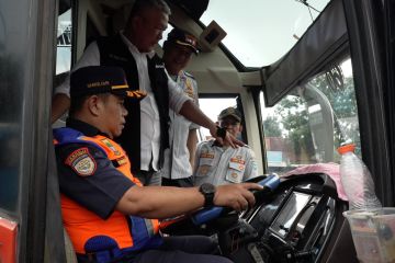 Inspeksi kelaikan bus angkutan lebaran di Terminal Cicaheum Bandung