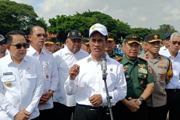 Mentan serahkan bantuan benih dan alat pertanian untuk petani Jatim