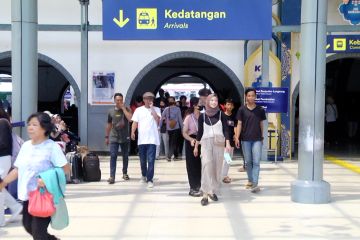 Cuti Lebaran berakhir, 18.000 pemilir padati stasiun Pasar Senen