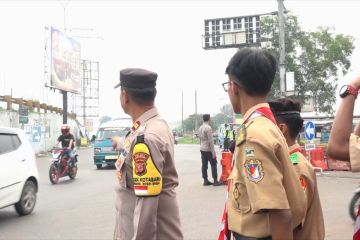 Kelompok pramuka bantu polisi amankan lalu lintas di Simpang Jomin