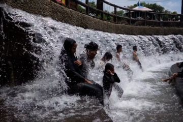 Libur Lebaran, warga serbu wisata air bekas tambang galian C