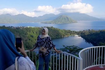 Menikmati pemandangan Danau Ngade dari Puncak Danau Laguna di Ternate