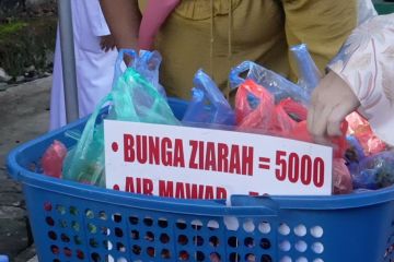 Pedagang bunga tabur raup omzet hingga Rp3,5 juta saat Idul Fitri