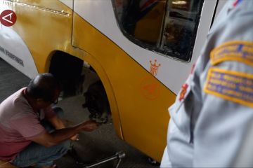 Pemeriksaan kelaikan kendaraan dan tes urine sopir bus di Gorontalo