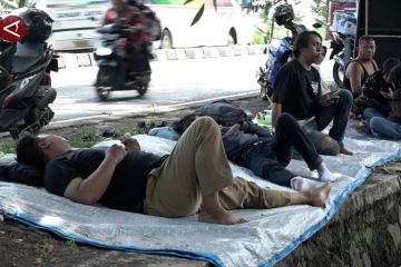 Pemudik motor beristirahat di pinggir jalan pantura Cirebon-Brebes
