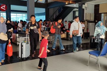 Ribuan penumpang padati Pelabuhan Bakauheni Lampung saat arus milir