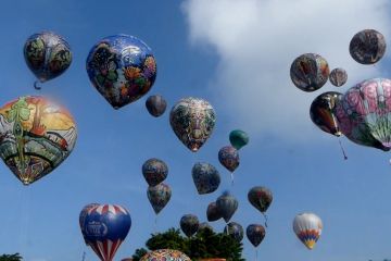 Semarak langit di puncak Festival Balon Udara Wonosobo 2024