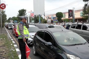 Simpang Pemuda Cirebon padat, buka-tutup jalan diberlakukan