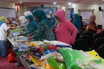 Organisasi wanita Pangkalpinang salurkan bantuan ke kaum duafa