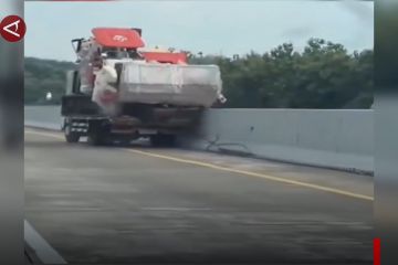 Truk berjalan tidak terkendali di Tol Semarang-Batang