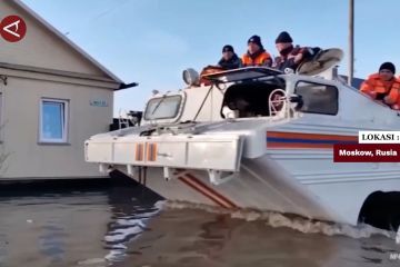 Upaya penyelamatan warga korban banjir besar di Kota Orsk, Rusia