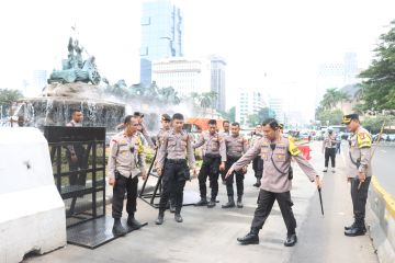 Polisi sekat Jalan Kebon Sirih saat massa Hari Buruh cukup banyak