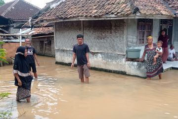 Sungai Cibereum meluap genangi ratusan rumah, warga bersiap mengungsi