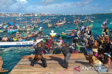 Parade seni dan perahu Suku Bajau pada deklarasi perlindungan dan pengelolaan cagar biosfer di Wakatobi