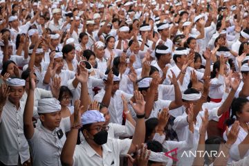 Pencatatan rekor MURI pagelaran tari legong dan menyanyikan lagu Cinta Bangga Paham Rupiah