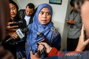 Anggota KPU Betty tetap netral di tengah pencalonan suami di Malteng