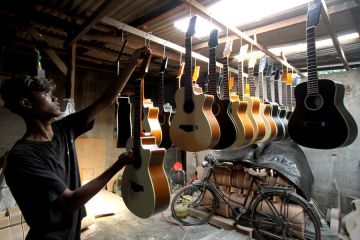 Album Asia: Menengok proses pembuatan gitar di Sukoharjo Jawa Tengah