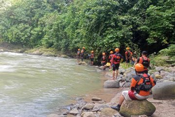 Tim SAR evakuasi korban tenggelam di Lampung Barat