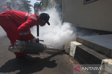 Pengasapan asrama haji untuk memastikan lokasi jemaah calon haji bebas dari nyamuk penyebar penyakit
