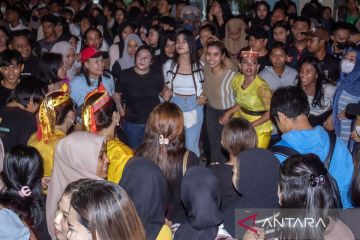 Menari Dero Massal di Palu