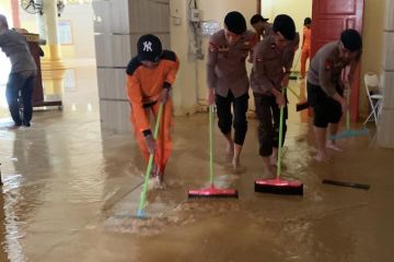 Brimob Bone bersihkan fasilitas umum pascabanjir di Wajo