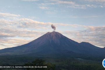 Gunung Semeru kembali erupsi pada Senin pagi, lontarkan abu 700 meter